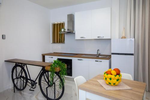 una cocina con una mesa con una bicicleta. en BeB Le Sirene, en Sorrento