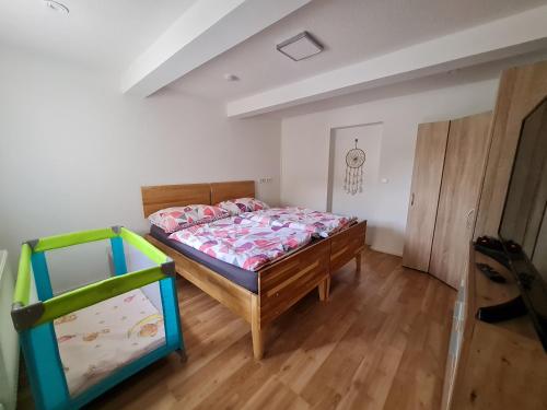 Postel nebo postele na pokoji v ubytování Ferienwohung- Haus Buxbaum- Nähe Wörthersee