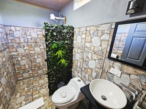 Ένα μπάνιο στο Famillies Getaway - 3Bed & 2Bath in Arenal Volcano