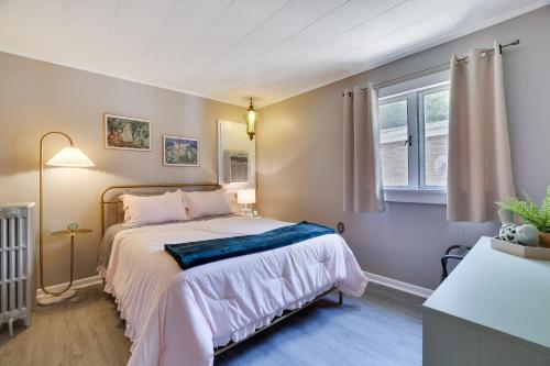 un dormitorio con una cama y una ventana en Home on Broadway in Jim Thorpe, en Jim Thorpe