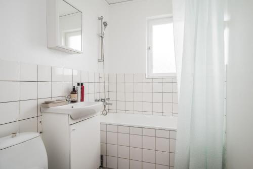 Ένα μπάνιο στο Cozy & Bright Studio in Peaceful Horndal