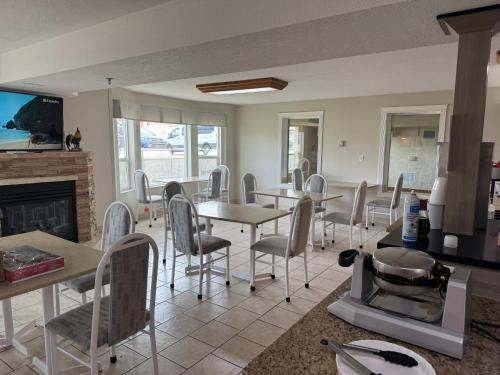 TV/trung tâm giải trí tại Western Budget Motel #3 Whitecourt