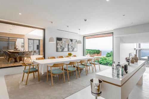 a kitchen and dining room with a table and chairs at Villa Kaplankaya in Milas