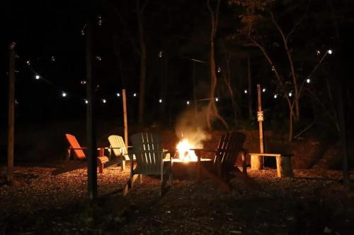 Φωτογραφία από το άλμπουμ του Sleeps 16 Luxury Cabin with Game Room & Hot Tub σε Logan