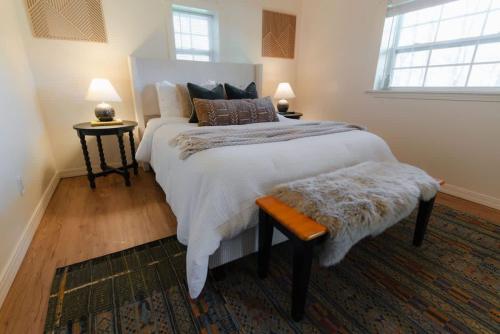 Un dormitorio con una cama grande y dos mesitas de noche. en COZY Cabin with Hot Tub - Near all in Hocking Hills, en Logan