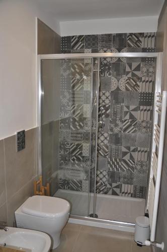 a bathroom with a shower and a toilet at Anaka sweet home in Agrigento