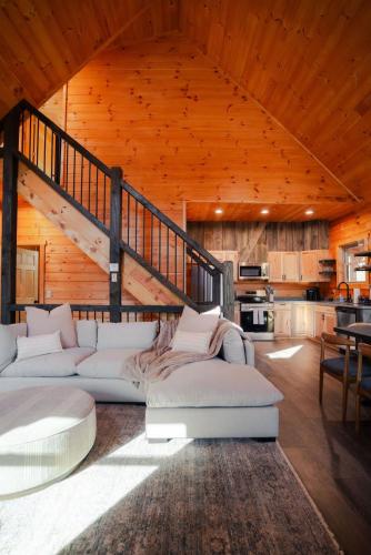Χώρος καθιστικού στο Memories at Hillside A Modern Cabin Hocking Hills