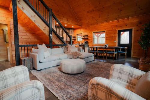 Χώρος καθιστικού στο Memories at Hillside A Modern Cabin Hocking Hills