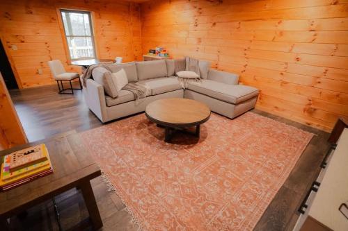 Χώρος καθιστικού στο Memories at Hillside A Modern Cabin Hocking Hills