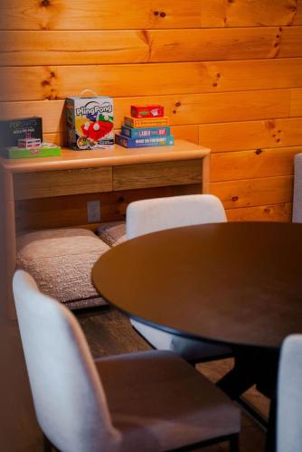 Χώρος καθιστικού στο Memories at Hillside A Modern Cabin Hocking Hills