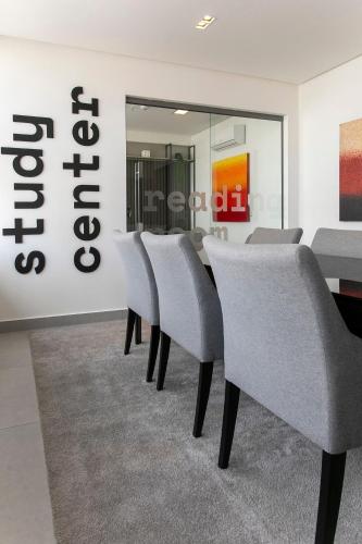 a row of chairs in a waiting room at Simple Smart By Xtay - Novo, aconchegante e a 7min do Manaíra Shopping in João Pessoa