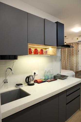 Una cocina o cocineta en AirNest Pune 5min Walk Airport