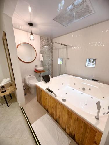 Bilik mandi di Hostal Rose Moor