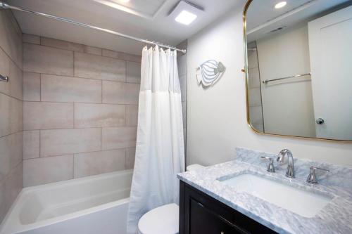 Ένα μπάνιο στο Sanibel Inn 513 Gulf View Condo