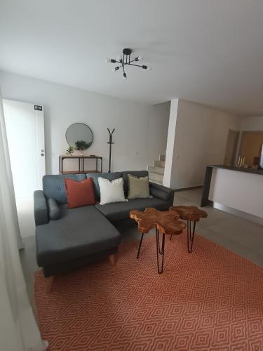 a living room with a couch and a table at Casa Aguadulce Puerto in Aguadulce
