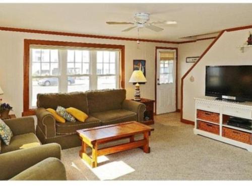 Una televisión o centro de entretenimiento en Oceanside, Ship Bottom, Large Yard, Beach Badges, Deck, Wifi, Only 4Th From The Beach! Only 4Th From The Beach! Ocean Single Family In Ship Bottom,