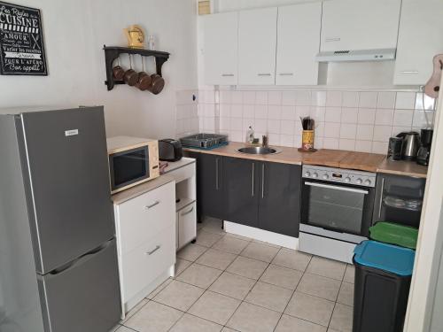 Kuchyň nebo kuchyňský kout v ubytování Petite maison de bourg