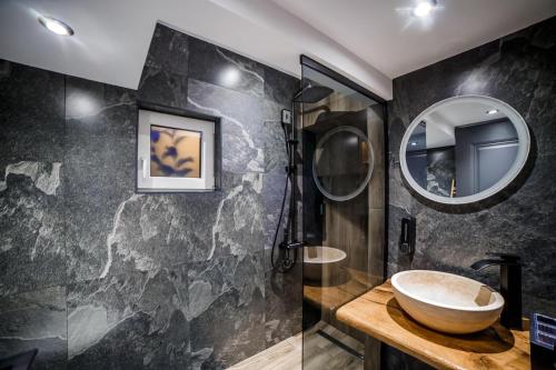 a bathroom with a sink and a mirror at D&D Bucovina in Câmpulung Moldovenesc