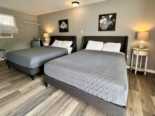 two beds in a hotel room with two beds at Green Acre Motel in Lake George