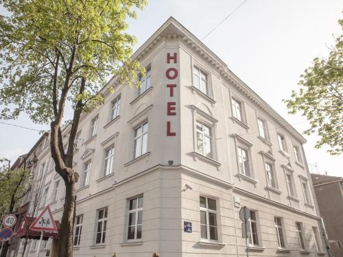um edifício branco com uma placa de hotel em Theater Hotel Belgrade em Belgrado