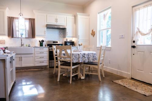 Η κουζίνα ή μικρή κουζίνα στο Dog-Friendly Texas Ranch with Patio, Horses On-Site