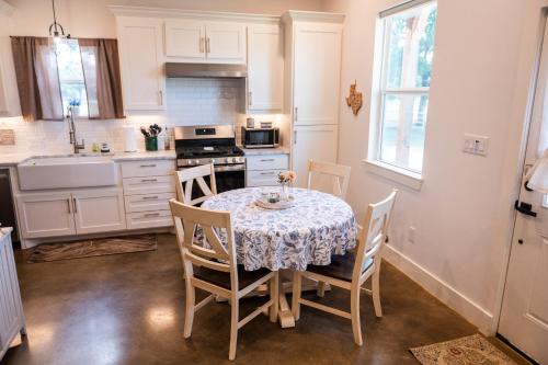 Η κουζίνα ή μικρή κουζίνα στο Dog-Friendly Texas Ranch with Patio, Horses On-Site