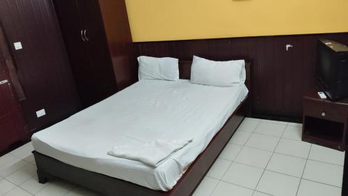 瓦尔卡拉VALLABHAN INTERNATIONAL resort的一间带床和电视的小卧室