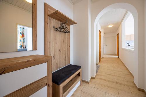 a hallway with a bench and an archway at Steinmetz-Haus in Mariazell