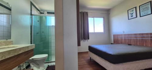 une chambre avec un lit et une salle de bain avec douche dans l'établissement TERMAS & PRAiAS, à Caldas Novas
