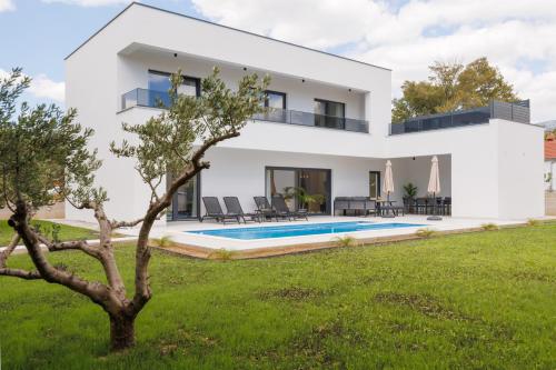 Πισίνα στο ή κοντά στο Villa Basini 5km from the centre of Split,Heated pool