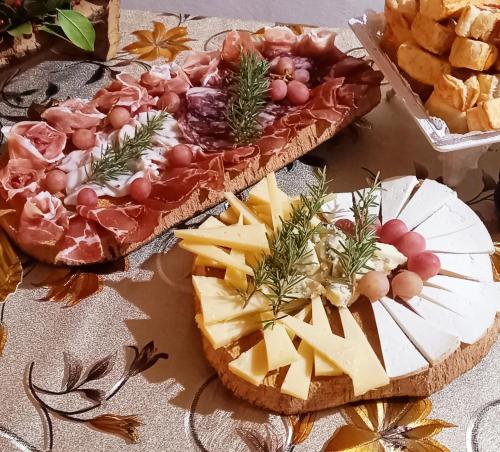 a table topped with two baskets of cheese and bread at Azienda Agricola Veldidonna in Aggius