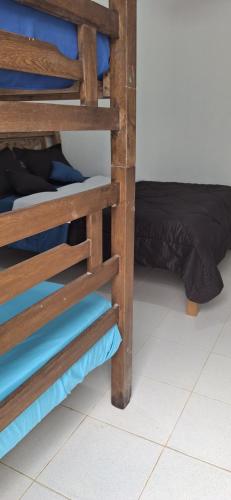 Hostal Paraiso Mincaにある二段ベッド