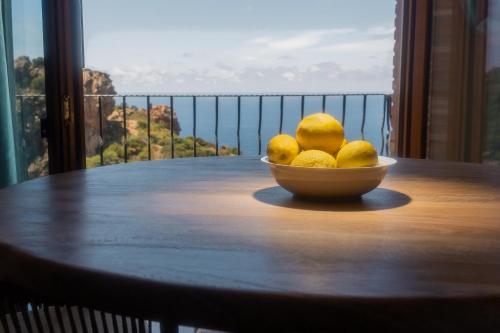 un bol de limones sobre una mesa en un balcón en La Siesta Tanca Piras, en Nebida