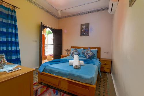 um quarto com uma cama com um bicho de pelúcia em Riad Salma Restaurant Spa em Marraquexe