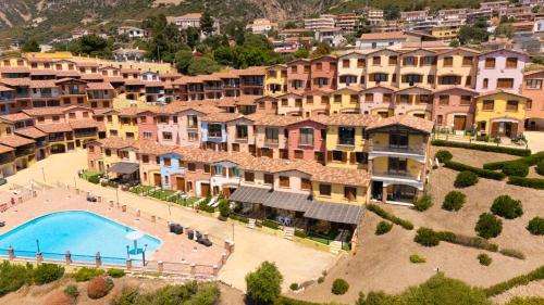 Una vista aérea de un complejo turístico con piscina. en La Siesta Tanca Piras, en Nebida