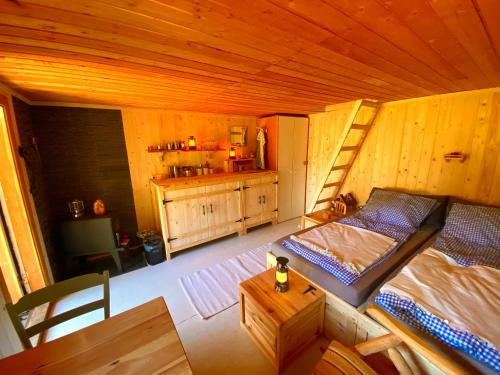 Ruang duduk di Beaver Cabin