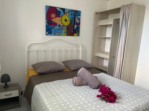 a bedroom with a bed with flowers on it at La perle créole in Lamentin