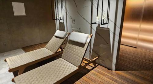 two chairs sitting next to each other in a room at Apartamento na Cobertura BeiraMar Pajuçara in Maceió