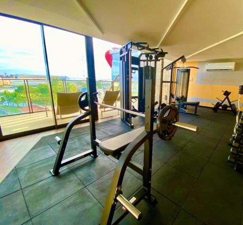a gym with a view of the city at Apartamento na Cobertura BeiraMar Pajuçara in Maceió
