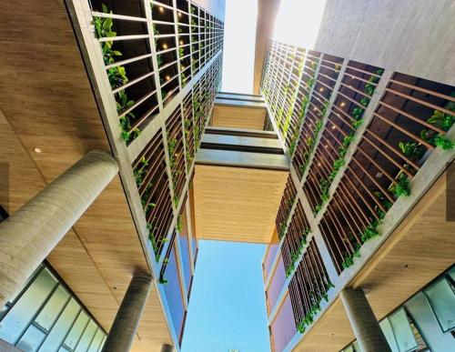 a view from the ceiling of a building with plants at Apartamento na Cobertura BeiraMar Pajuçara in Maceió