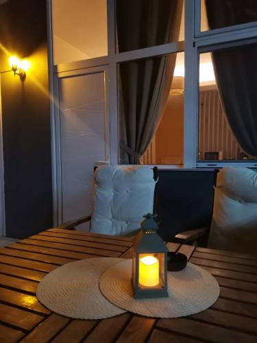 una lanterna seduta su un tavolo in una stanza di VALSAMO HOSPITALITY ΓΟCTOΠΡhΕΜCTBO a Xánthi