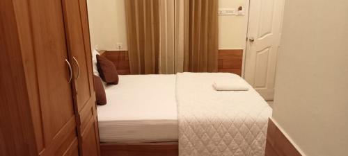 Postel nebo postele na pokoji v ubytování SAPPHIRE INN