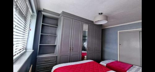 Postel nebo postele na pokoji v ubytování Spacious and Stylish Home, perfect for groups Tilbury