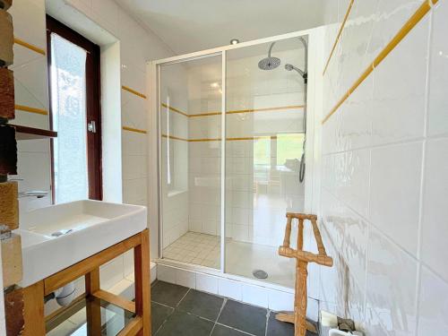 une salle de bain avec douche et lavabo dans l'établissement Résidence Oisans - Appartement 2 pièces pour 5 personnes MAE-4954, aux Menuires