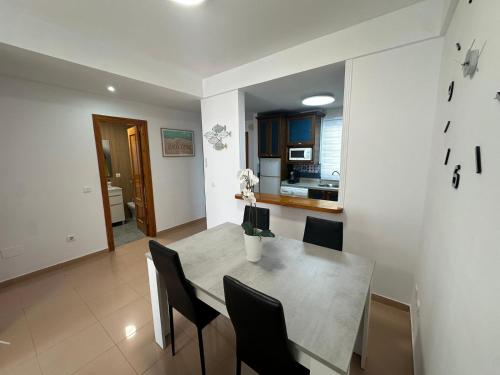 una cucina e una sala da pranzo con tavolo e sedie di Apartamento SERENITY Nerja a Nerja
