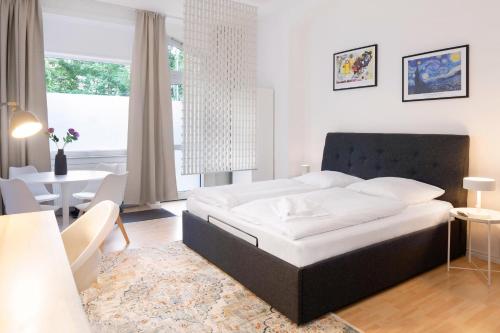 Ένα ή περισσότερα κρεβάτια σε δωμάτιο στο Berlin Schöneberg I big Studio I fast WiFi