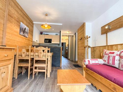 un salon avec un canapé et une table dans l'établissement Curling B - Au pieds des pistes proche tous commerces MAE-1454, à Tignes
