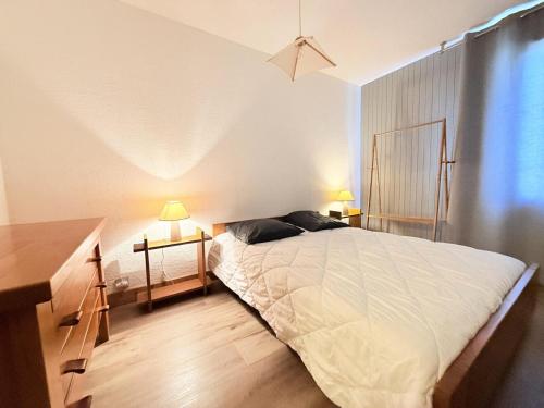 une chambre avec un lit, un bureau et une fenêtre dans l'établissement Curling B - Au pieds des pistes proche tous commerces MAE-1454, à Tignes