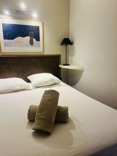 une chambre avec un lit avec deux serviettes dessus dans l'établissement Vieux Nice 2 pièces Appartement MONACO, à Nice