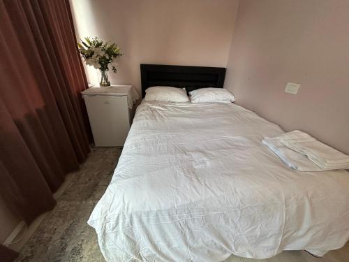 Postel nebo postele na pokoji v ubytování Shared Vinod house
